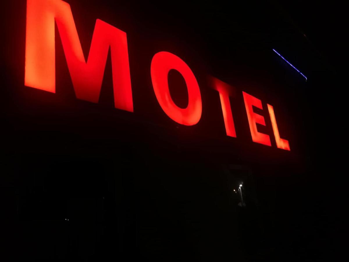 Panama Motel セーケシュフェヘールヴァール エクステリア 写真